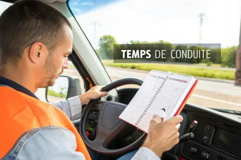Chauffeur de camion vérifiant son emploi du temps pour le temps de pause.