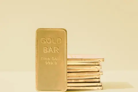 Złote sztabki z napisem "Fine Gold 999.9", symbolizujące inwestycje z akredytacją LBMA.