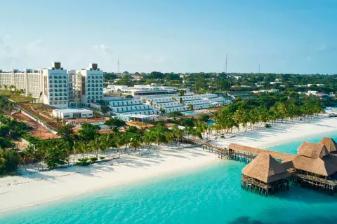 Luksusowy hotel Riu Jambo Zanzibar z białym piaskiem i turkusową wodą.