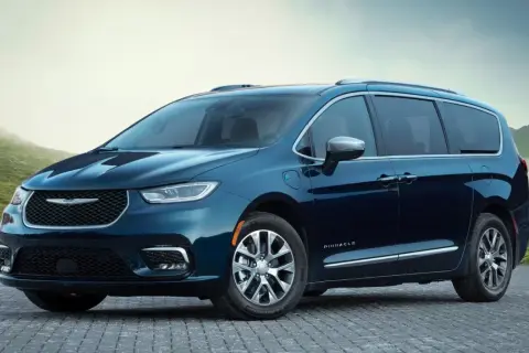 Granatowy Chrysler Pacifica Pinnacle, idealny na rodzinne wycieczki. Poznaj jego imponujące pacifica wymiary i przestronne wnętrze.