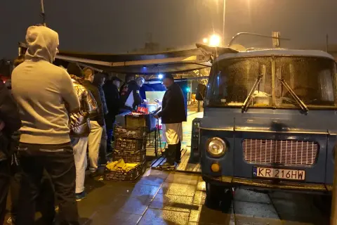 Kiełbaski z Niebieskiej Nyski: legenda Krakowa. Warto stać w kolejce?