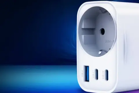 Biała ładowarka z gniazdem sieciowym i portami USB-A, USB-C1, USB-C2. Idealna do szybkiego ładowania iPhone'a, zasilanie do 250V.