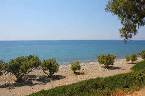 Kieselstrand mit Tamarisken und dem blauen Meer bei Paleochora, Kreta.