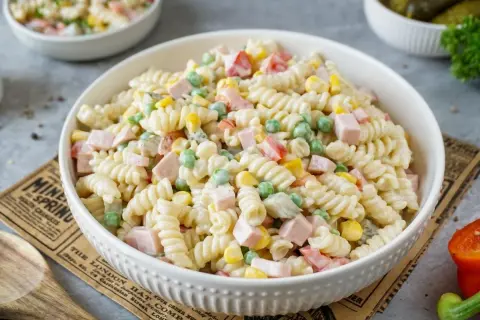 Ein cremiger Nudelsalat mit Schinken, Erbsen und Mais – der beste Pasta Salat mit Mayonnaise für jede Gelegenheit.