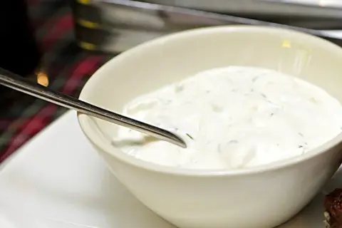 Sos czosnkowy jak z restauracji – idealny przepis na smakowitość