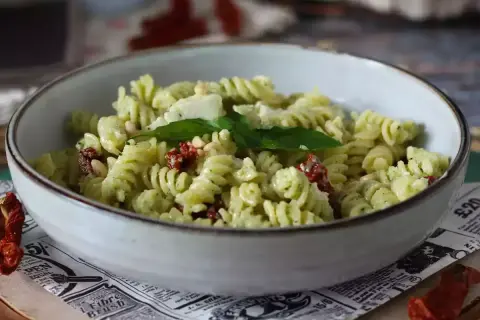 Pastasallad med pesto, soltorkade tomater och pinjenötter. En härlig kall mat som passar perfekt en varm sommardag.