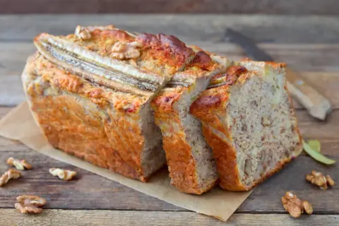Leckeres Bananenbrot, perfekt für ein Bananenbrot Rezept mit Kindern. Mit Nüssen und Bananenstücken verfeinert.