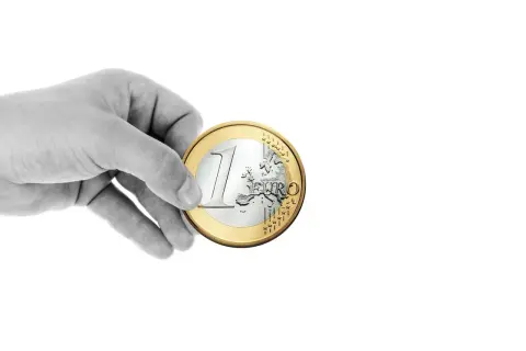 Mano che tiene una moneta da 1 euro. Domanda: entro quanto tempo si può revocare una donazione?