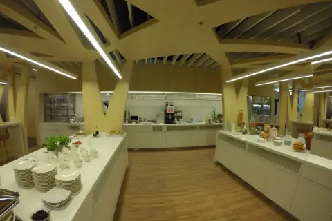 Stół z zastawą i jedzeniem, idealny na śniadanie w saloniku z kartą **Priority Pass PKO BP**.