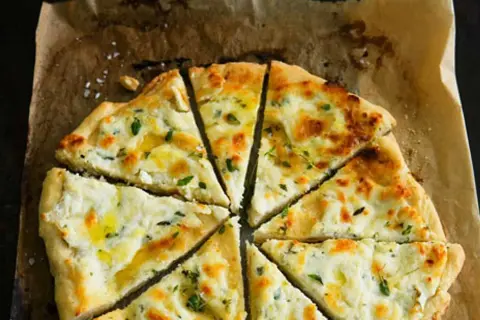 Pizza bianco med krämig ost och örter, ett enkelt recept för en läcker måltid.