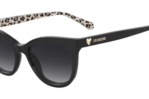 Occhiali da sole neri con aste leopardate, un dettaglio che fa la differenza tra Moschino e Love Moschino.