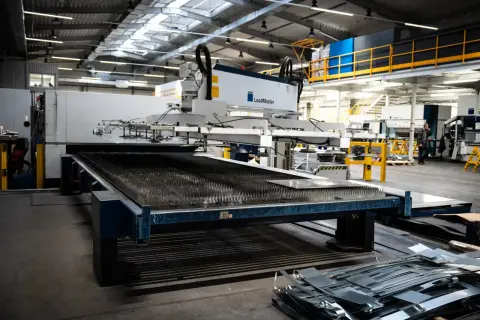 Nowoczesna maszyna do cięcia laserowego blach, przykład zaawansowanego procesu technologicznego.
