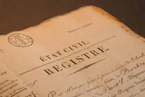 Extrait d'un registre d'état civil 36, datant d'une époque révolue, avec un cachet officiel et une écriture manuscrite.