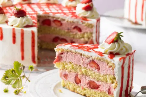 Saftige Erdbeertorte mit viel frischer Erdbeercreme und Biskuitböden. Ein köstliches Erdbeertorte Rezept für jeden Anlass.