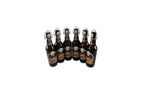 Sechs Flaschen Mönchshof Bockbier mit Bügelverschluss stehen nebeneinander.