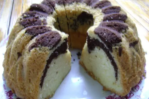 Szybka babka z majonezem i kakao, z charakterystycznym marmurkowym wzorem, gotowa do podania.