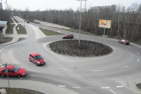 Rondo turbinowe jak jeździć? Zobacz, jak samochody płynnie pokonują zakręty.