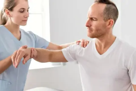 Zwolnienie na rehabilitację: Kto wystawia L4? Lekarz czy fizjoterapeuta?