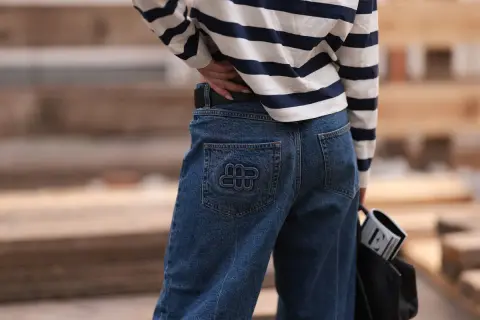Niskie osoby mogą wyglądać świetnie w tych jeansach! Luźny krój i ciemny denim optycznie wydłużają nogi.