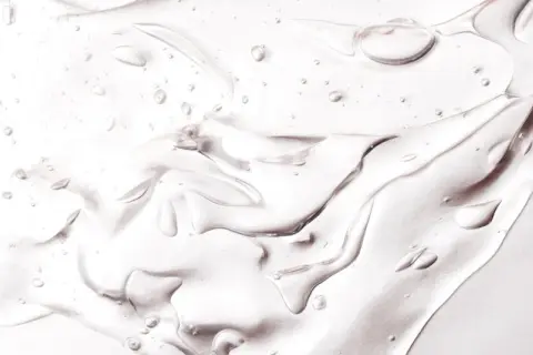Tracce di gel trasparente con bollicine d'aria, evocano la freschezza e la leggerezza che si potrebbero trovare in un prodotto contenente linalool.