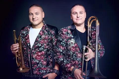 Bracia Golec w barwnych marynarkach, jeden z trąbką, drugi z puzonem. Ich piosenki golec uorkiestra alfabetycznie to muzyczna podróż.