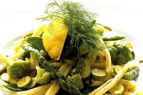 Pasta med romanesco, sparris och citron. Ett härligt romanesco recept för en fräsch måltid.