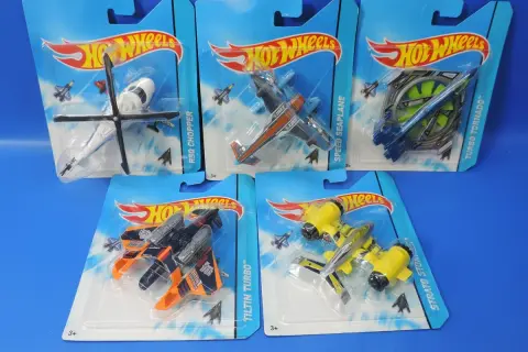 Kolekcja samolotów Hot Wheels: helikopter, wodnosamolot, samolot odrzutowy i dwa inne modele.