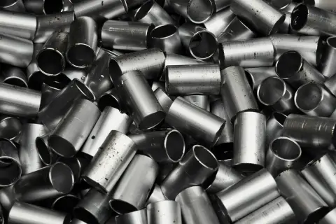 Stal nierdzewna, czyli inox, to materiał, z którego wykonano te metalowe rury.
