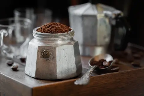La moka è piena di caffè macinato, pronta per essere usata. La domanda è: quanto caffè mettere nella moka per un espresso perfetto?