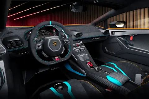 Wnętrze Lamborghini Huracan STO: sportowe fotele, kierownica z alcantary i włókna węglowego, cyfrowe zegary.