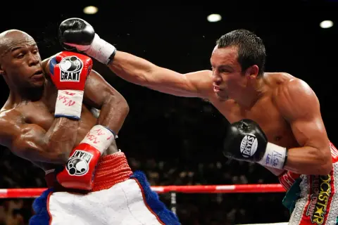 Floyd Mayweather Jr. dodges a punch, showcasing the defensive mastery of one of the best defensive boxers of all time.