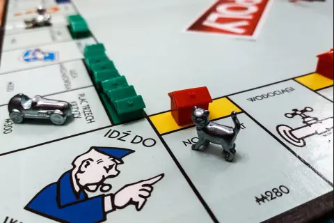 Czym się różni Monopoly od Eurobiznes? Kluczowe różnice i porównanie