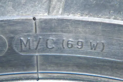 Napis na oponie: typ opony M/C (69 W).