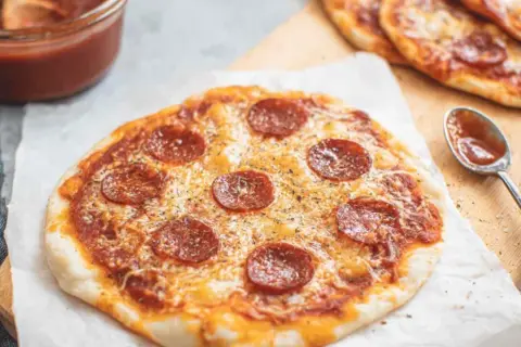 Pyszna pizza na tortilli z patelni, z serem i pepperoni. Idealna na szybki obiad.