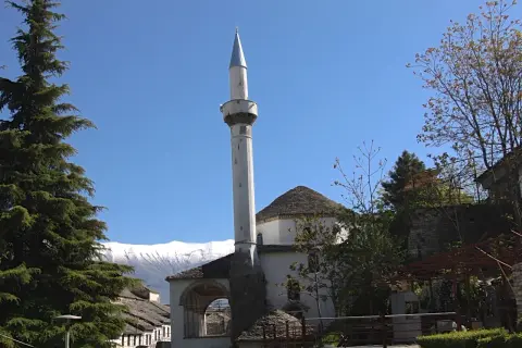 Minaret i meczet w Albanii, świadectwo bogatej historii i religii kraju.