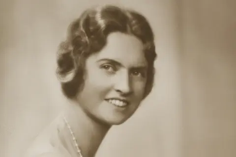 Porträtt av Sibylla, prinsessa, med lockigt hår och pärlhalsband.