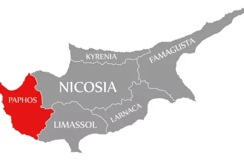 Mapa Cypru z zaznaczonym na czerwono regionem Pafos. Odpowiedź na pytanie: czy Cypr jest w Europie? Tak, Cypr leży w Europie.