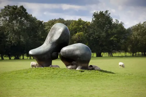 Henry Moore rzeźby: odkryj niezwykłe dzieła i ich znaczenie w Polsce