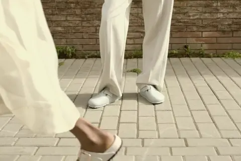 Eleganckie, jasne klapki to idealne buty do teatru, gdy chcesz połączyć komfort z dobrym stylem.