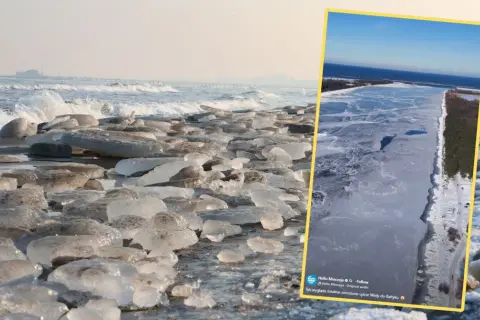 Lodowe kry na plaży i zamarznięte ujście rzeki Wisły do Bałtyku. Zimowy krajobraz nad morzem.