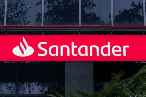 Logo Santander na czerwonym tle, z białym napisem "Santander".