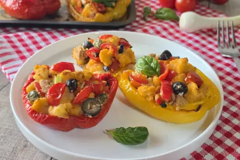 Poivrons farcis rouges et jaunes, garniture de tomates, olives et pain. Une recette poivron savoureuse et colorée.