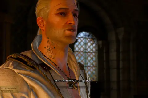 Geralt z Rivii z charakterystycznym tatuażem na szyi, przypominającym ten z Wiedźmin 2.