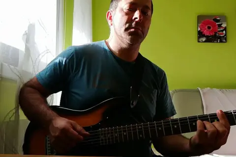 Jak zagrać na gitarze Jolka Jolka - proste akordy i techniki dla każdego