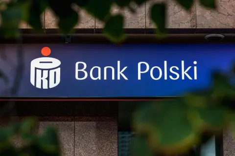 Logo PKO Bank Polski. Planujesz podróż? Sprawdź ubezpieczenie podróżne PKO BP, by mieć spokojne wakacje.