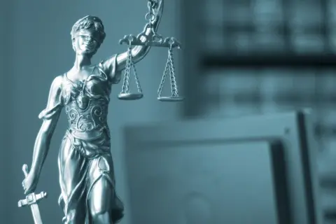Figurka Temidy z wagą i mieczem. Zastanawiasz się, ile kosztuje apelacja u adwokata?