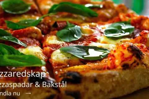 En saftig pizza med färsk basilika, perfekt för pizza dagen. Pizzaredskap finns att köpa.