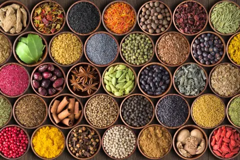 Ziołowe inspiracje – aromatyczne przepisy na każdą okazję