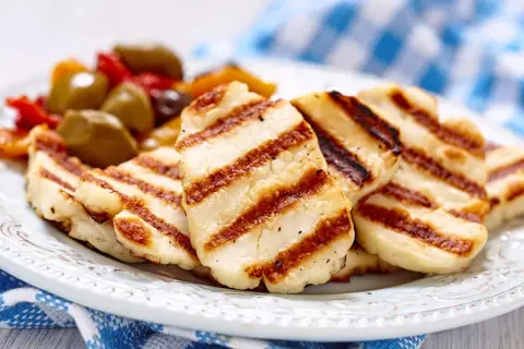 Czy ser halloumi jest zdrowy? Odkryj korzyści i zagrożenia zdrowotne