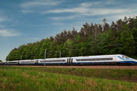 Na co jeżdżą pociągi paliwo? Poznaj różne rodzaje napędu kolejowego